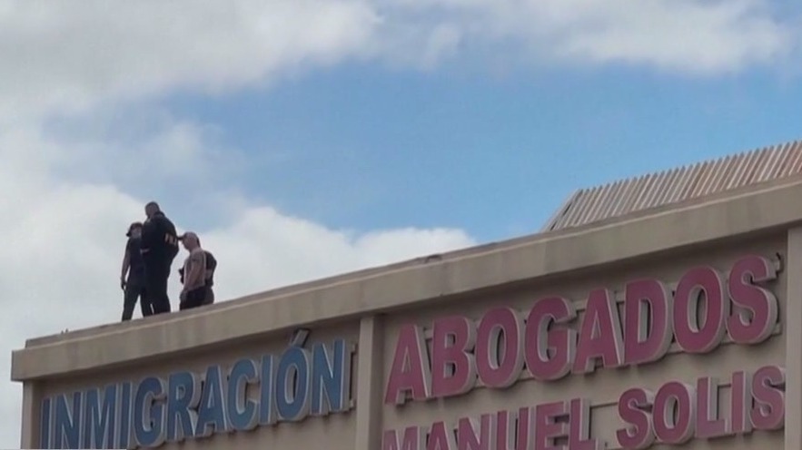 Motiv streljanja na uradu ICE v Dallasu ostaja nejasen, žrtvi sta še vedno v kritičnem stanju.