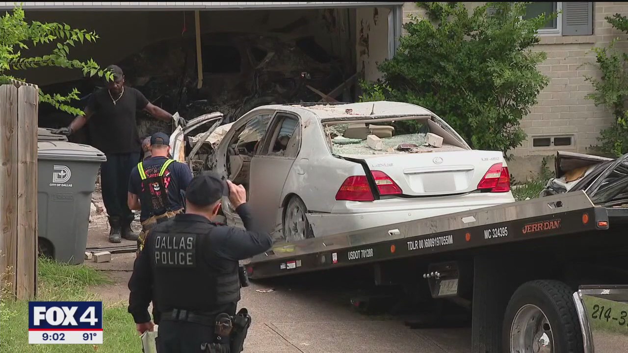 1 dead after vehicle crashes into 2 Dallas homes