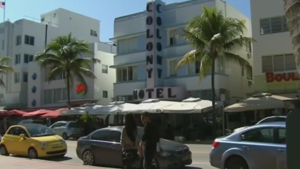 Job counselors encourage 'loud vacationing'