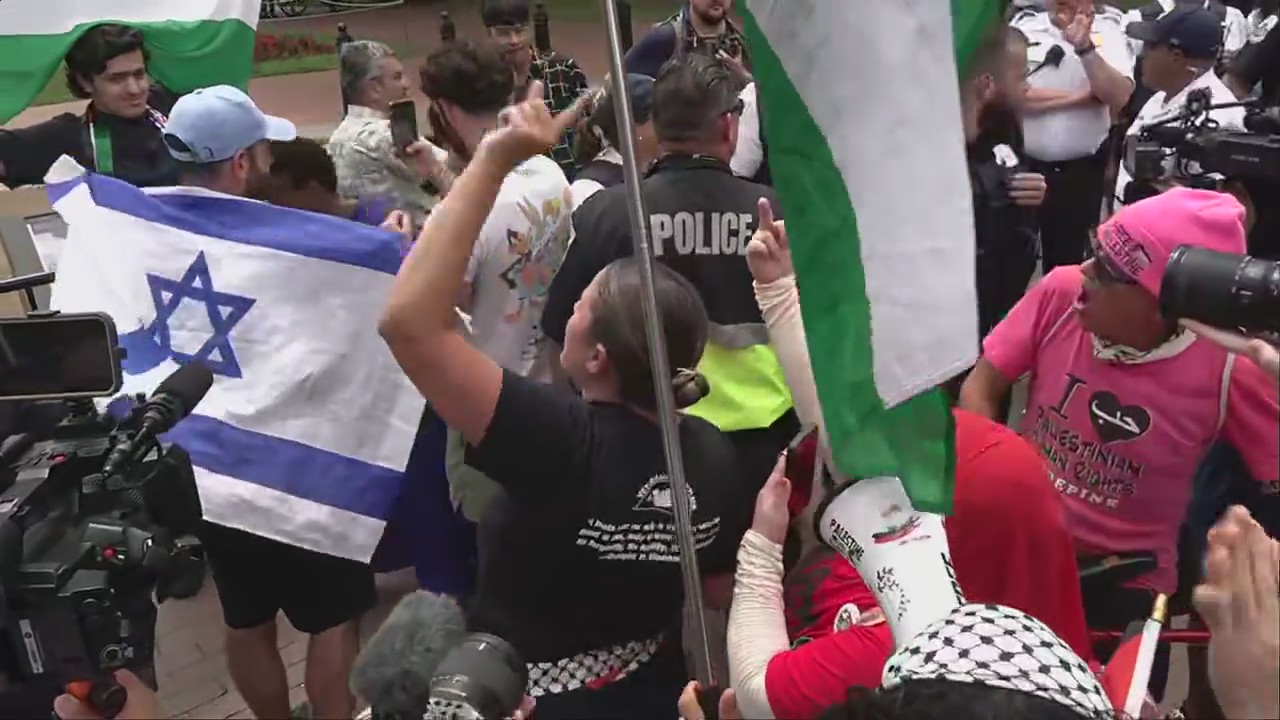 Pro-Palestine and Pro-Israel protestors clash as Netanyahu meets with Biden at the White House