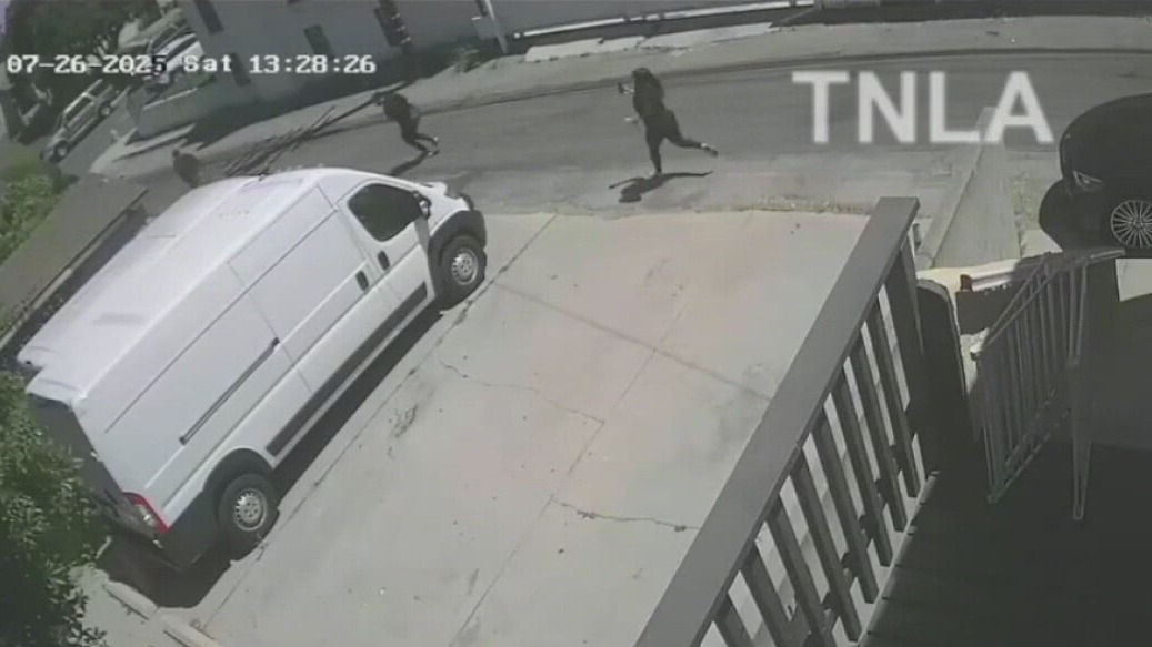 Torrance homeowner chases down burglary suspects