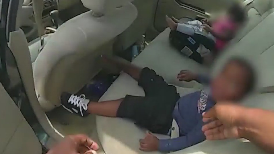 Children rescued from hot car at mall