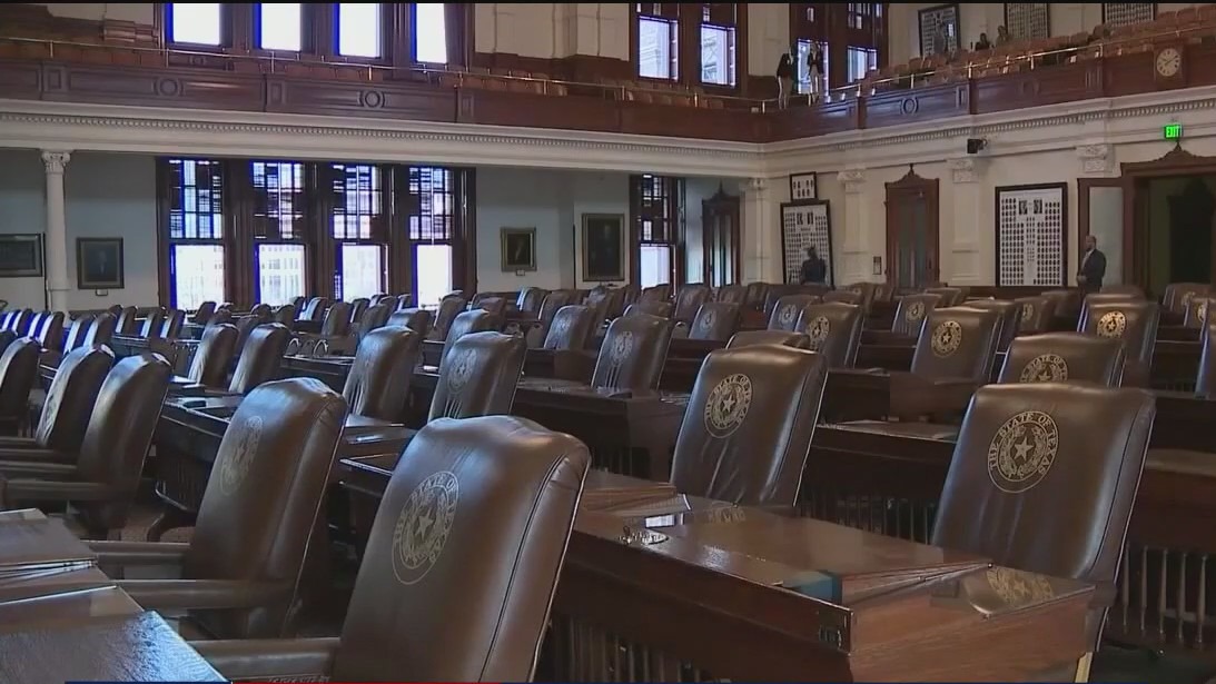 Texas Democratic lawmakers flee state to avoid vote