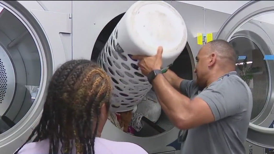 Tampa police officers do laundry for neighbors