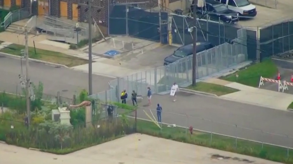 Deadline to remove Broadview ICE fencing is tonight