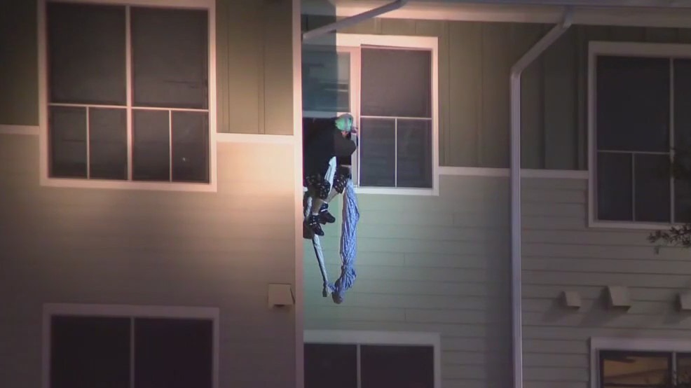Man tries to escape out window during SWAT standoff