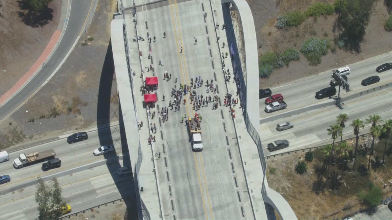 Anti-ICE rally shuts down 6th Street bridge