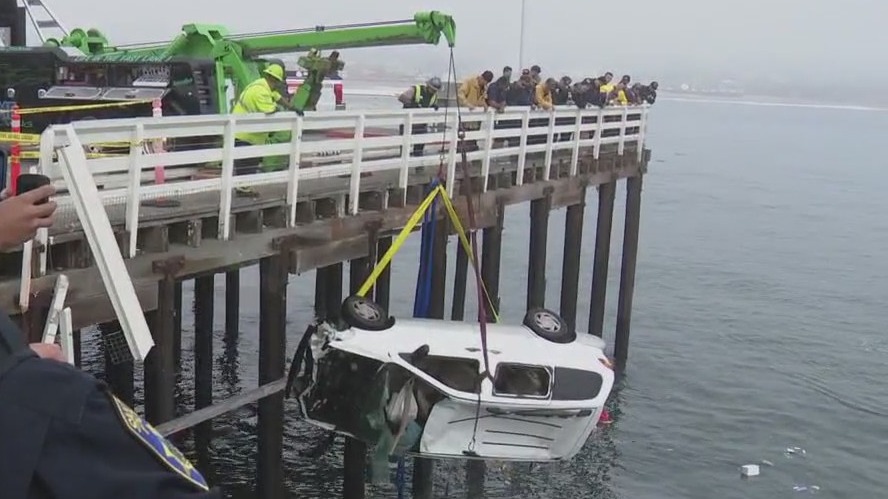 1 dead after car drives off Santa Cruz wharf