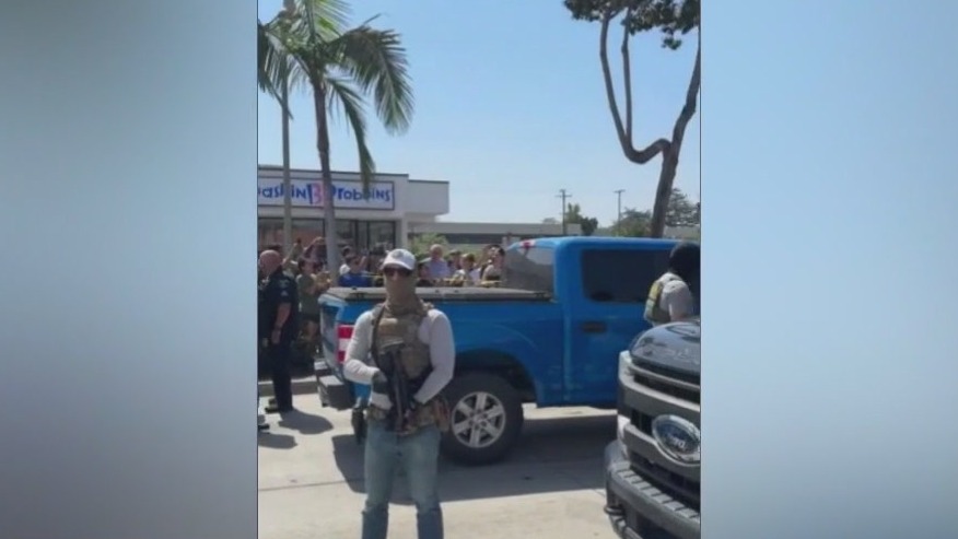Protesters confront federal agents in Bell