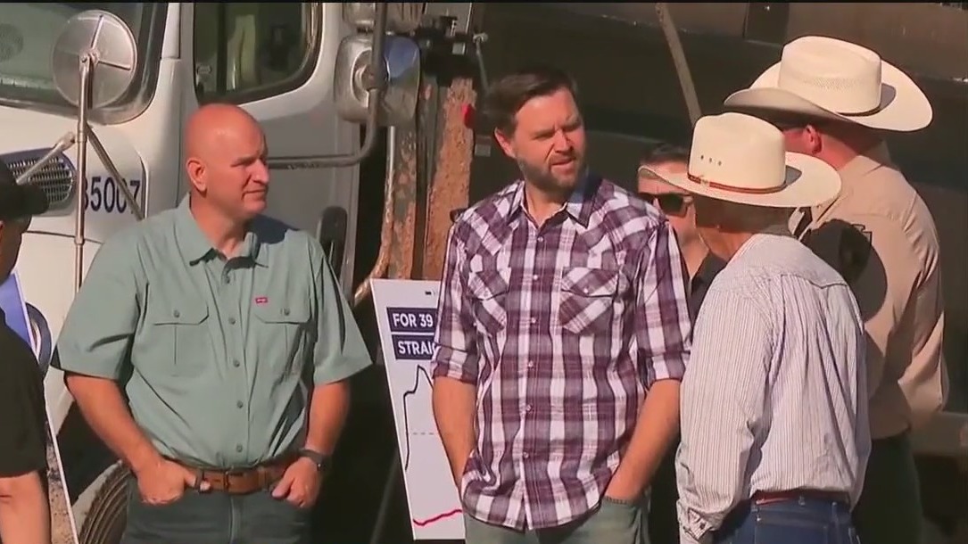 JD Vance visits border