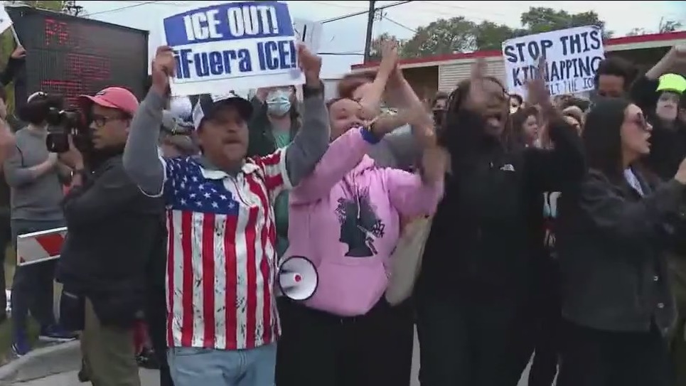 Broadview ICE protests lead to 9 arrests after removal of fencing