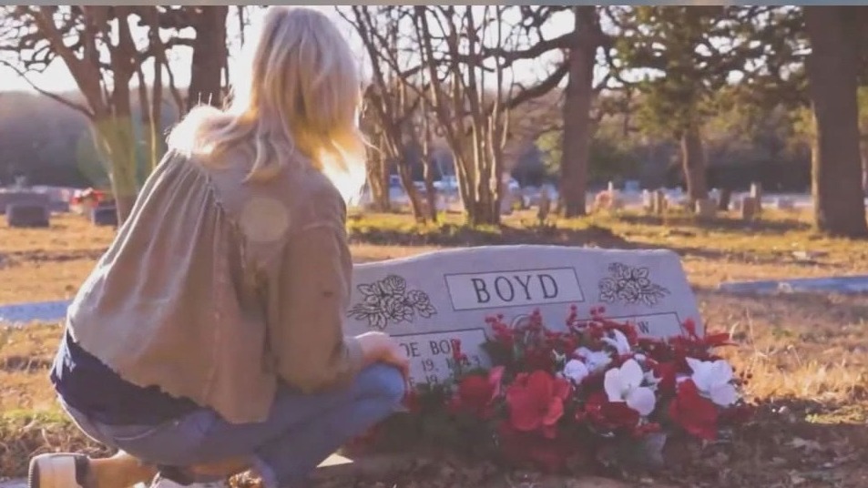 Woman helps other through grief after losing parents