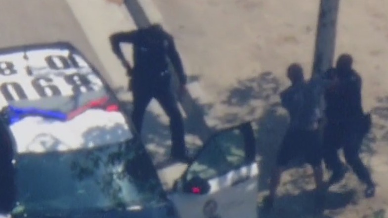 El sospechoso de persecución arroja un golpe al oficial de LAPD