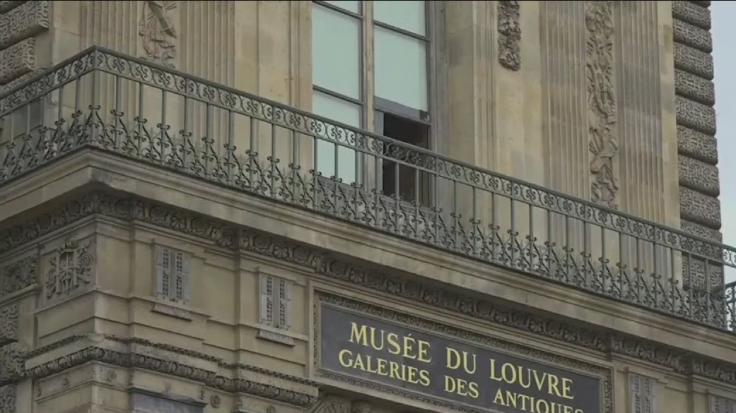 The Louvre Museum reopens after theft