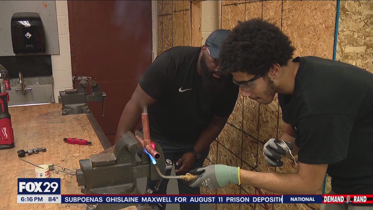 Los estudiantes de Filadelfia en los oficios de construcción reciben pasantías que conducen al empleo