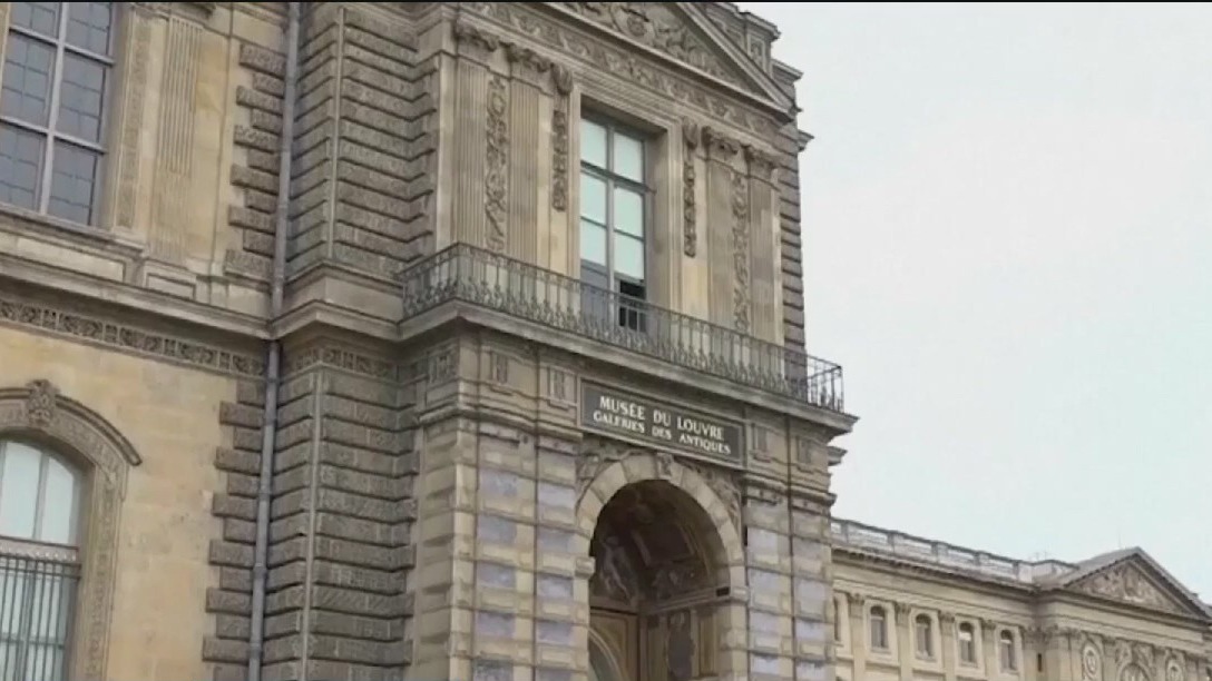 Suspects arrested after heist at Louvre Museum