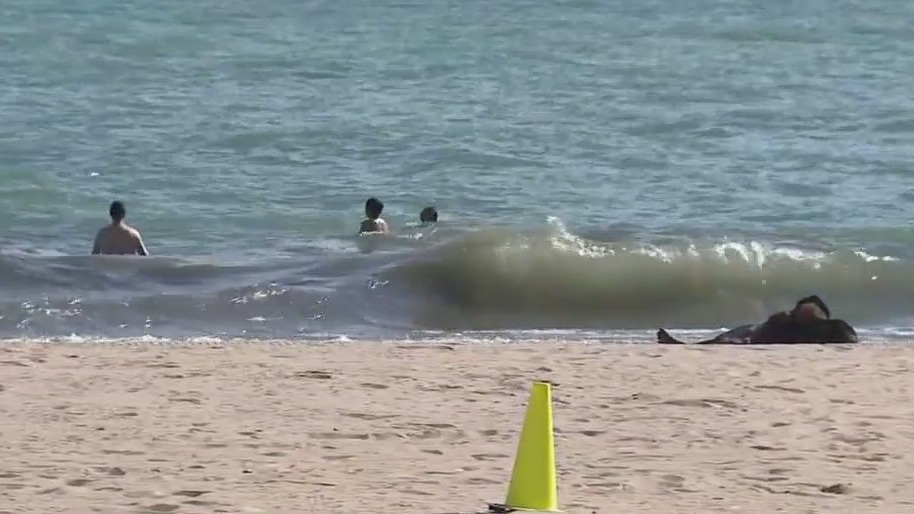 Chicagoans soak up last summer day amid hazardous beach conditions