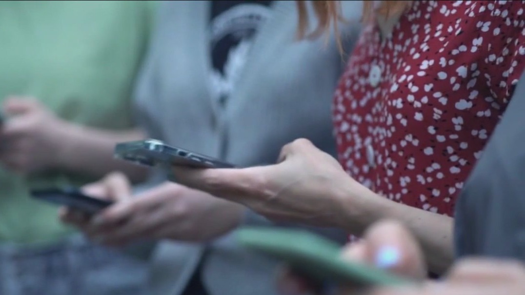 Should cellphones be banned in schools?