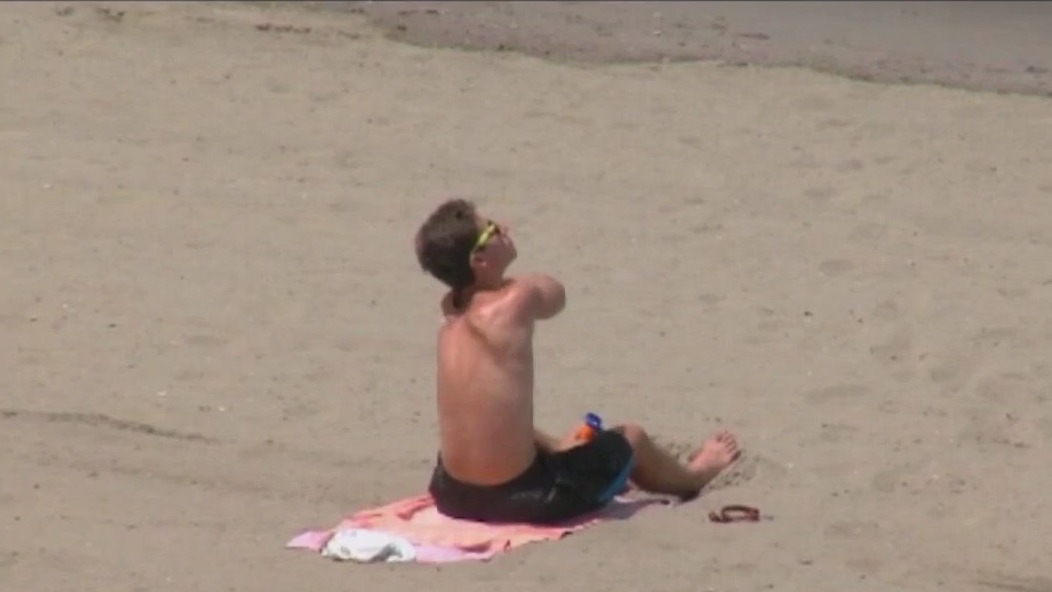 Doctors warn against 'checking UV' trend