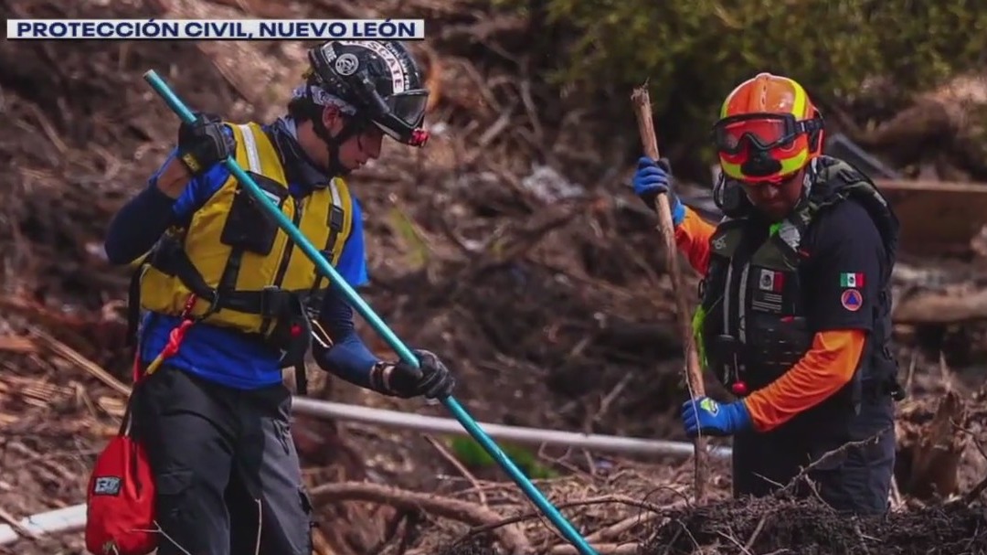 Texas floods: Mexican rescuers join search efforts