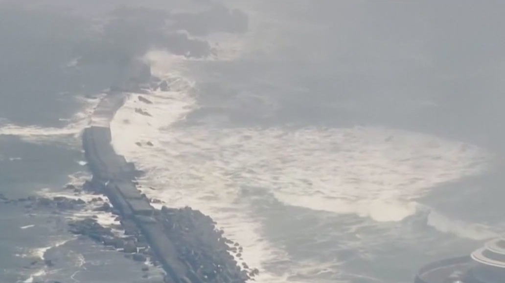Tsunami waves reach US, Japan after 8.8 earthquake