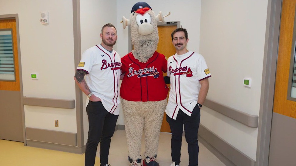 Braves players visit kids in hospital