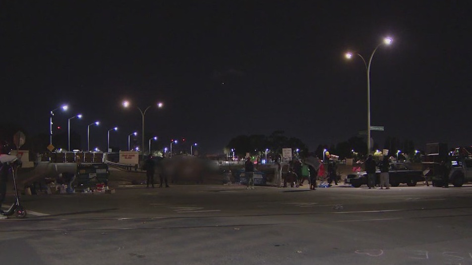 Protesters return to Alameda's Coast Guard base for third night