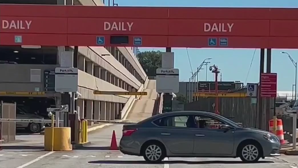 Woman sees $1,000+ airport parking bill