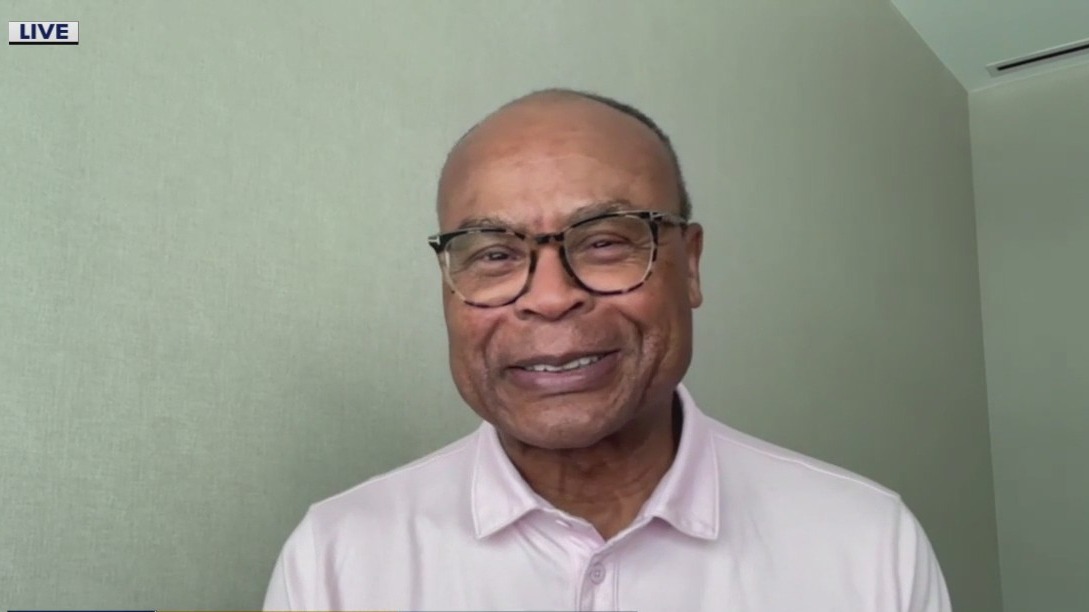 Worthing HS alum, former NFL star Mike Singletary talks with Nate Griffin