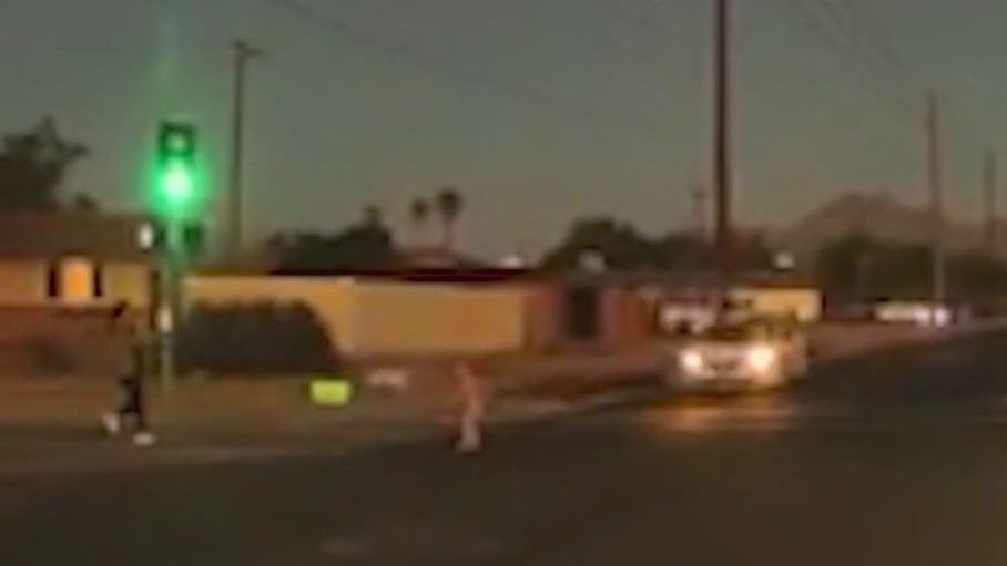 Good Samaritan saves toddler in street