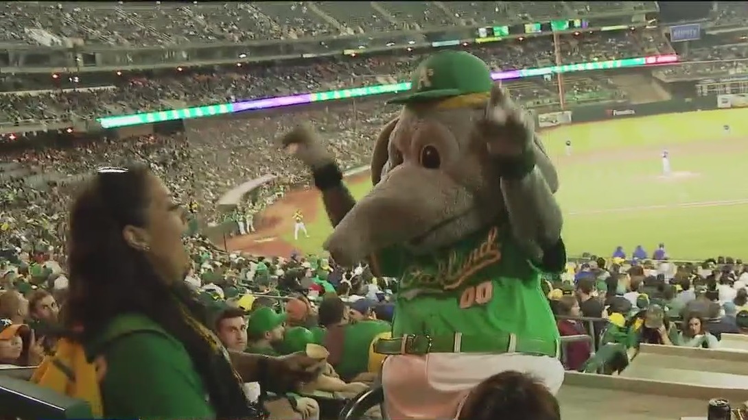 A's fans emotional at final night game at Oakland Coliseum