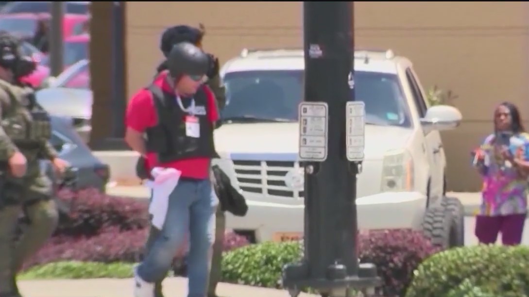 Rally to free journalist Mario Guevara from ICE custody